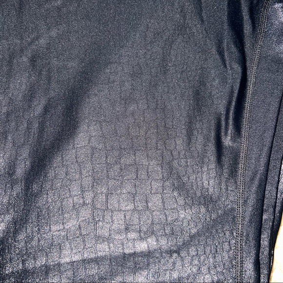 CARBON38 High Rise Full-length Legging in
Crocodile Takara Shine SIZE: Large - Picture 10 of 11